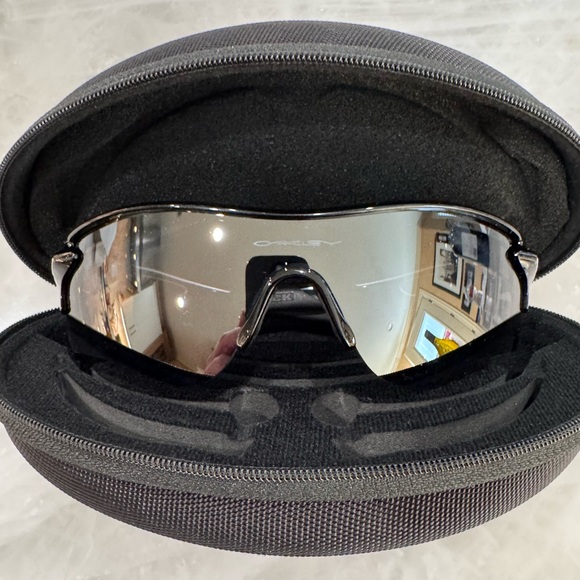 Oakley Black and Silver VR Ski Goggles - Picture 1 of 11